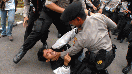 Contoh pengendalian sosial represif kepolisian